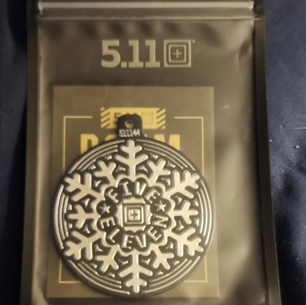 5.11 PATCH Tactical Black and White Snowflake Emblem